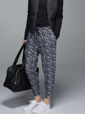 Lululemon Jet Crop Shimmy Shimmer Black White LIMITED EDITION Size 2
